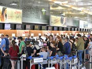 Der Flughafen Zürich richtet sich in den Herbstferien wieder auf Spitzentage ein. (Bild: KEYSTONE/WALTER BIERI)