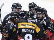 Schon früh im zweiten Drittel bejubeln die Berner das 4:0 von Vincent Praplan (Bild: KEYSTONE/PETER SCHNEIDER)