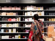 Schweizer dürften auch dieses Jahr kräftig einkaufen - und damit die Wirtschaft stützen. (Bild: KEYSTONE/ANTHONY ANEX)