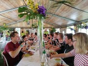 Im Restaurant Schupfen geniessen die Wanderer den Hauptgang. (Bild: PD)