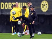 Dortmunds Trainer Lucien Favre am Jonglieren (Bild: KEYSTONE/EPA/FRIEDEMANN VOGEL)