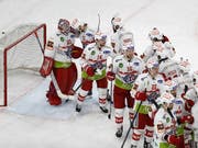 Goalie Melvin Nyffeler darf sich von den Spielern beglückwünschen lassen (Bild: KEYSTONE/PETER KLAUNZER)
