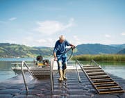 Bademeister Roland Keller ist nach der Badesaison mit den Aufräumarbeiten beschäftigt. Bild: Maria Schmid (Unterägeri, 16. September 2019)