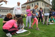 Die Ministrantinnen versuchen das Rätsel zu lösen. (Bild: PD)