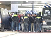 Die niederländische Polizei nimmt Fans von Lille fest (Bild: KEYSTONE/EPA ANP/LORENZO DERKSEN)