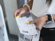 «Ja zur Flugticketabgabe» heisst eine am Dienstag beim Eidgenössischen Parlament eingereichte Petition. Fast 18'000 Personen haben sie unterzeichnet. (Bild: Keystone/CHRISTIAN BEUTLER)