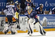 Goaliewechsel beim EVZ schon im ersten Drittel: Leonardo Genoni (links) geht, Luca Hollenstein kommt. (Bild: Alexandra Wey/Keystone, Zug, 17. September 2019)