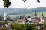 Müssen die Lärmemissionen nachts reduzieren: Die evangelische Johanneskirche (links) und die katholische Kirche St.Pelagius. (Bild: Donato Caspari)