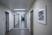 Im alten Bettentrakt am Kantonsspital Sarnen wurden Sprechzimmer und Büros eingerichtet. Unser Bild zeigt den umgebauten Korridor. (Bild: Corinne Glanzmann, Sarnen, 20. Dezember 2016)