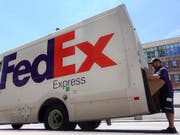 Der Handelsstreit zwischen den USA und China sowie die Abschwächung der Konjunktur haben beim Logistik-Anbieter FedEx zu einem Gewinnrückgang im ersten Geschäftsquartal geführt. (Bild: KEYSTONE/AP/JOHN MINCHILLO)