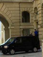 Nachdem der Fahrer den Van umparkiert hat, steigt Lauber im Schutz des Gefährts aus. Er dreht den Kopf weg, als er Richtung Hintertüre geht. (Bild: CH Media)