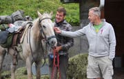 Gastgeber Markus Renner (links) verabschiedet sich von Matthias Gisler und dessen Pferd. (Bild: Paul Gwerder, 16. September 2019)