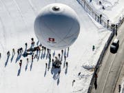 Weltmeister im Distanzfliegen: Der Gasballon «Fribourg Freiburg Challenge» mit den Piloten Laurent Sciboz und Nicolas Tièche hat das Gordon-Bennet-Rennen 2019 für sich entschieden. (Bild: KEYSTONE/LEO DUPERREX)
