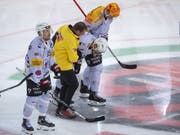 Julien Sprunger wird in seinem 800. Spiel in der höchsten Spielklasse verletzt vom Eis geführt (Bild: KEYSTONE/MARCEL BIERI)