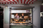 Der Gastronom René Engler mit Geschäftsführerin Milena Jung im neueröffneten Fastfood-Laden Bratwurst & Co. (Bild: Benjamin Manser)