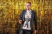 Elvis Presley auf dem T-Shirt und im neuen Programm: Kabarettist und Kolumnist Bänz Friedli. (Bild: PD/Vera Hartmann)