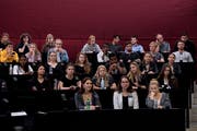 Viele der Fachmittelschüler – hier im Kantonsratssaal – können im Herbst erstmals wählen. (Bild: Corinne Glanzmann, Luzern, 17. September 2019)