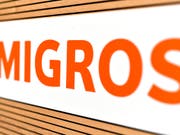 Die Migros Aare will 300 Stellen abbauen. (Bild: KEYSTONE/WALTER BIERI)