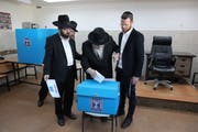 Orthodoxe Juden an einer Wahlstation in Jerusalem ihre Stimmen ab. (Bild: EPA, Jerusalem, 17. September 2019)