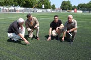 Einweihung des Kunstrasenplatzes im Juni 2007 mit Max Arnold, Werner Dickenmann, Fabrizio Hugentobler und Werner «Beppo» Meier. (Bild: Nana do Carmo)