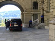 Der Van mit dem Bundesanwalt vor der Hintertür angekommen. Der Fahrer steigt aus, Lauber bleibt sitzen. (Bild: CH Media)