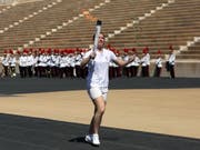 Die Schweizer Athletin Sydney Berta mit der olympischen Flamme in Athen (Bild: Keystone/EPA/ORESTIS PANAGIOTOU)