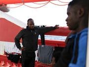 Das Rettungsschiff «Ocean Viking» hat bei einem neuen Einsatz vor der libyschen Küsten 48 Bootsflüchtlinge an Bord genommen. Unter ihnen seien Frauen, sehr junge Kinder und ein Neugeborenes, teilte die Hilfsorganisation SOS Méditerranée mit. (Bild: KEYSTONE/AP/RENATA BRITO)