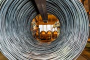 Aus diesen sogenannten Coils von Swiss Steel in Emmenbrücke werden Stäbe oder Drähte gemacht. (Bild: PD)