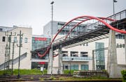 Diese Brücke soll demnächst für über zwei Millionen Franken saniert werden. Der Übergang wurde 2004 errichtet. (Bild: Andrea Stalder)