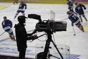Ein Kameramann an der Arbeit bei einem Eishockeyspiel der ZSC Lions gegen den EHC Kloten. (Bild: «Tagblatt»-Archiv - 2. Dezember 2016)