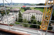 Blick vom Gerüst auf den Innenhof des Instituts. (Bild: Stefan Kaiser, Menzingen, 9. September 2019)