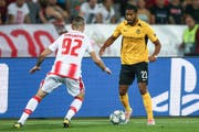 Saidy Janko (rechts) spielt mit Young Boys Bern gegen seinen Besitzer, den FC Porto (Bild: key).