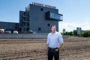 Möchte seine Firma Lehner Versand in Schenkon erweitern: Mitinhaber Thomas Meier. (Bild: Roger Grütter, 8. Mai 2018)