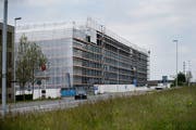 Das Spitzensport-Zentrum "OYM (On your marks) nimmt langsam Form an. (Bild: Stefan Kaiser, Cham, 16. Mai 2019)