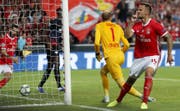 In der 84. Minute verkürzt Seferovic auf 1:2, weitere Tore fallen nicht. (Bild: AP)