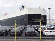 Neuzulassungen im August: Während VW knapp 14 Prozent einbüsste und Renault und Fiat Chrysler gar rund ein Viertel, konnte Daimler hingegen mit seinen Marken Mercedes-Benz und Smart um rund 23 Prozent zulegen. (Bild: KEYSTONE/EPA/FOCKE STRANGMANN)