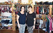 Rebekka Möckli und Irina Bottlang in der Kinderbörse. (Bild: PD)