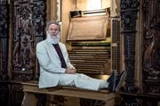 Organist Wolfgang Sieber vor dem Eröffnungskonzert des Orgelsommers in der Hofkirche. (Bild: Pius Amrein, Luzern, 16. Juli 2019)