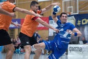 Der Krienser Filip Gavranovic (am Ball) erzielt einen seiner sechs Treffer. (Bild: Pius Amrein, Kriens, 18. September 2019)