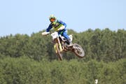 Höhenflug: Lyonel Reichl aus Frümsen holte seinen dritten Titel als Schweizermeister im Motocross-Nachwuchs. (Bild: Günther Büchel)