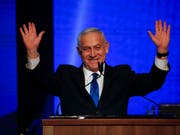 Israels rechtskonservativer Regierungschef Benjamin Netanjahu hat sich trotz Prognosen über ein Patt bei der Parlamentswahl in der Nacht auf Mittwoch siegesgewiss geäussert. (Bild: KEYSTONE/AP/ARIEL SCHALIT)