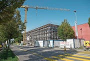 Im Rahmen der Schulraumerweiterung werden zusätzlich zu den zwei bestehenden Photovoltaik-Anlagen auf dem Waldegg-Areal in Rotkreuz zwei weitere erstellt.Bild: Maria Schmid (Rotkreuz, 16. September 2019)