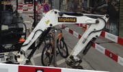 Bagger, Velos und Bauabschrankungen am Eingang zur Metzgergasse. (Bild: Reto Voneschen - 18. September 2019)
