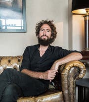 Er erholt sich beim Heuen und Geissenmelken: der Flawiler Jazzpianist Raphael Loher. Bild: Lisa Jenny (St.Gallen, 11. September 2019)