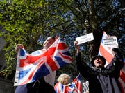 Brexit-Befürworter haben am zweiten Tag der Gerichtsverhandlung vor dem obersten britischen Gericht in London demonstriert. Dieses muss darüber urteilen, ob die von Premierminister Boris Johnson verordneten Zwangspause für das Parlament rechtens ist oder nicht. (Bild: KEYSTONE/AP/KIRSTY WIGGLESWORTH)