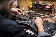 Winkler repariert auch Gitarren von bekannten Musikern.