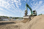 In Tägerwilen auf dem Sportplatz Tägermoos wird gebaggert. (Bild: Dontao Caspari)