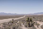 Highway 375: Hinter dem Gebirgszug links befindet sich die Nellis Range. (Bild: Shutterstock)