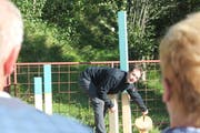 Roman Gabathuler zeigte Bergmondholz und sprach die Eigenschaften dieser Holzvariante gegenüber konventionell gefälltem Holz an.