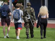 Der Schweizer Armee fehlen Rekruten. (Bild: KEYSTONE/PETER KLAUNZER)